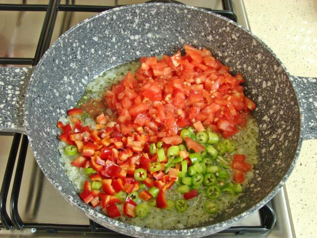 Domatesli Biberli Pirinç Pilavı - Yapılışı (5/12) 