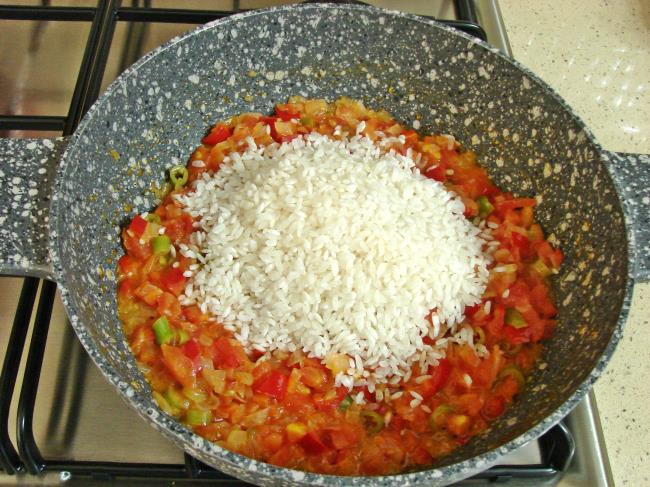Domatesli Biberli Pirinç Pilavı - Yapılışı (7/12) 