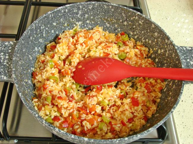 Domatesli Biberli Pirinç Pilavı - Yapılışı (8/12) 