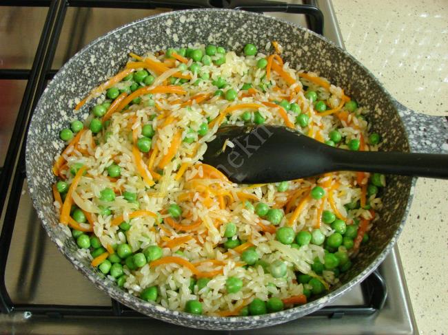 Havuçlu Bezelyeli Pilav - Yapılışı (11/16) 