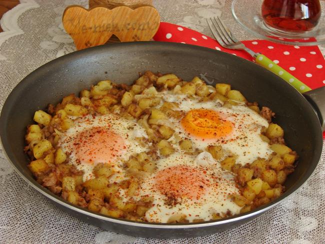 Kahvaltı Sofralarında Baş köşedeki Yerini Alacak : Patatesli Kıymalı Yumurta