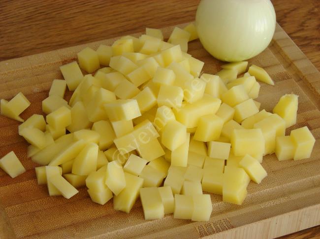 Patatesli Kıymalı Yumurta - Yapılışı (2/12) 