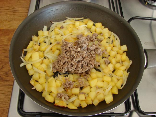 Patatesli Kıymalı Yumurta - Yapılışı (6/12) 