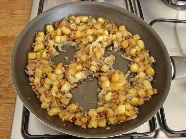 Patatesli Kıymalı Yumurta - Yapılışı (7/12) 