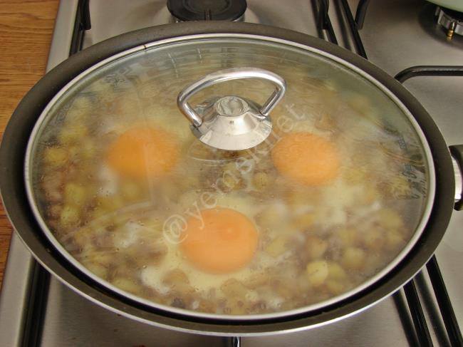 Patatesli Kıymalı Yumurta - Yapılışı (9/12) 
