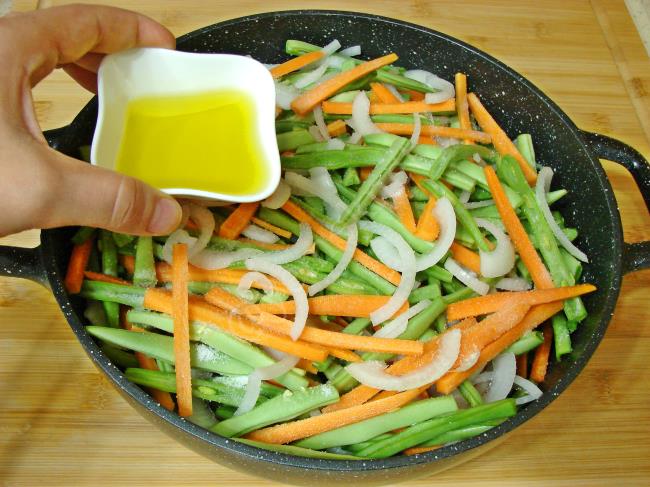 Zeytinyağlı Havuçlu Taze Fasulye - Yapılışı (6/12) 