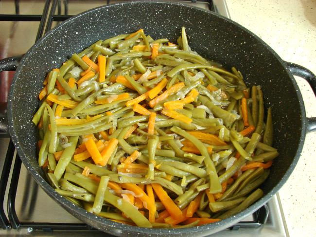 Zeytinyağlı Havuçlu Taze Fasulye - Yapılışı (9/12) 