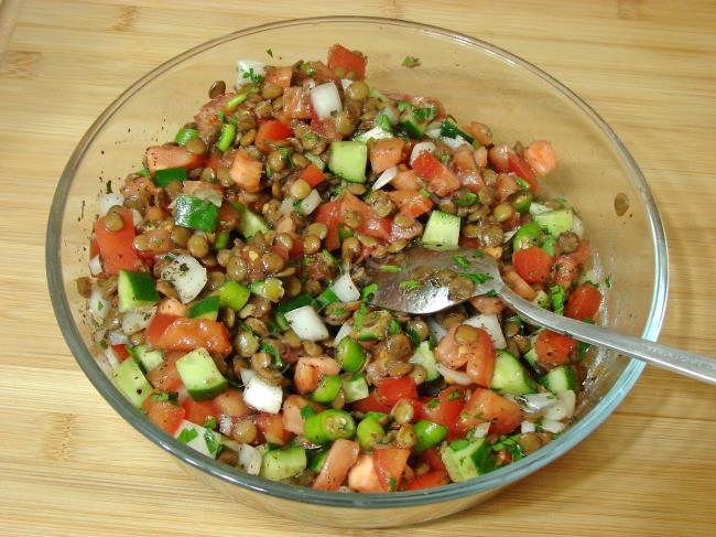 Mercimekli Çoban Salatası - Yapılışı (6/8) 