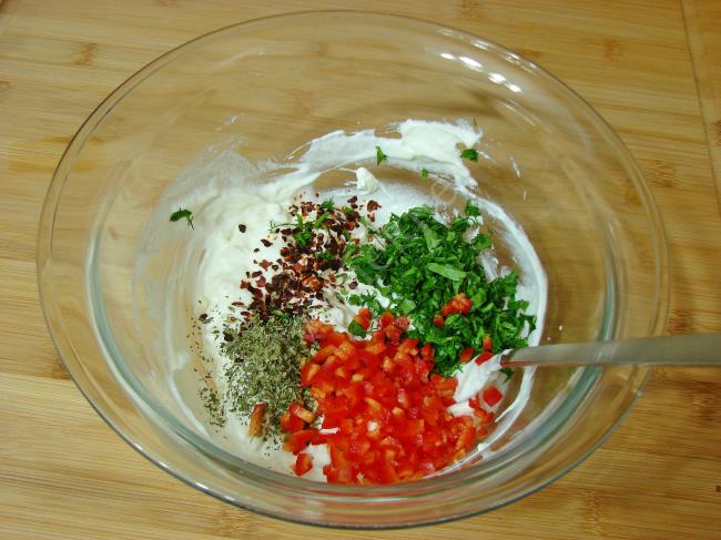 Peynirli Yoğurt Mezesi - Yapılışı (4/8) 