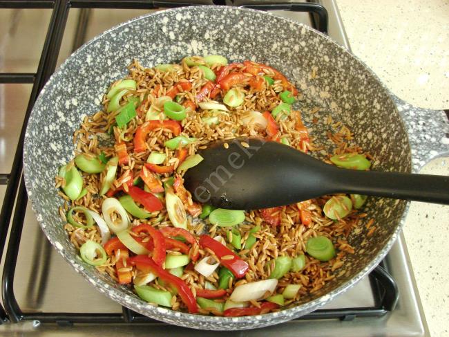 Pırasalı Arpa Şehriye Pilavı - Yapılışı (7/12) 