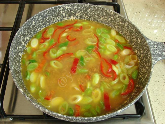 Pırasalı Arpa Şehriye Pilavı - Yapılışı (8/12) 