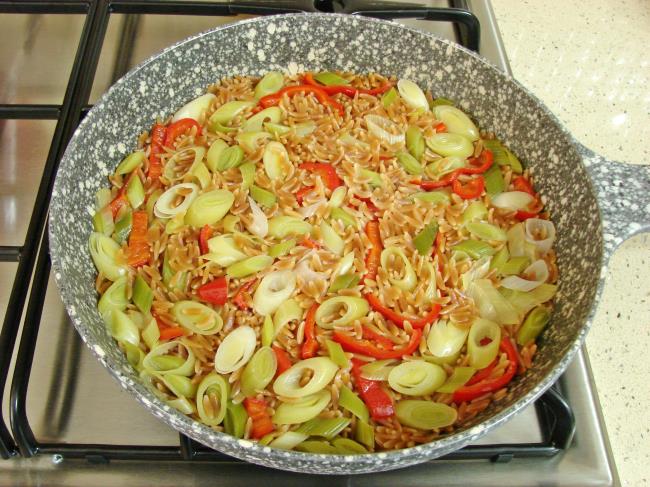 Pırasalı Arpa Şehriye Pilavı - Yapılışı (9/12) 