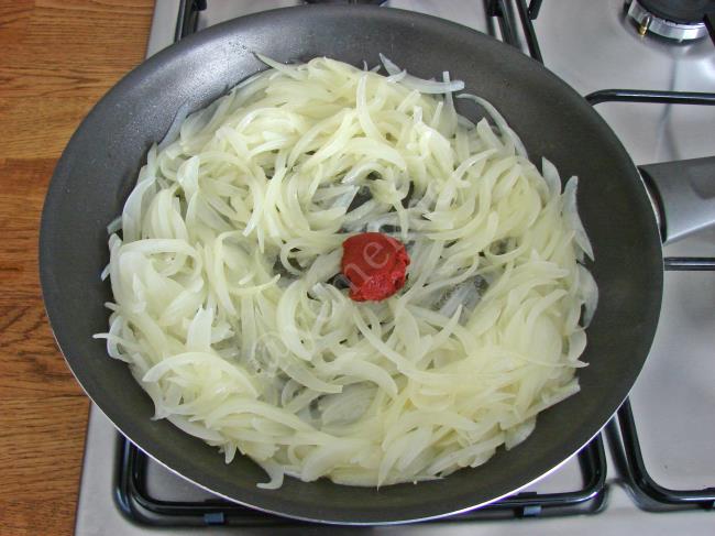Soğanlı Domatesli Yumurta - Yapılışı (6/12) 