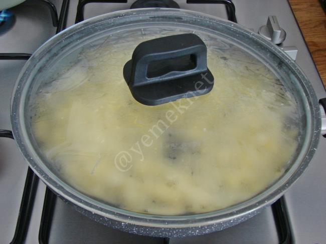 Soğanlı Patates Kavurması Tarifi Yapılış Aşaması 3/8
