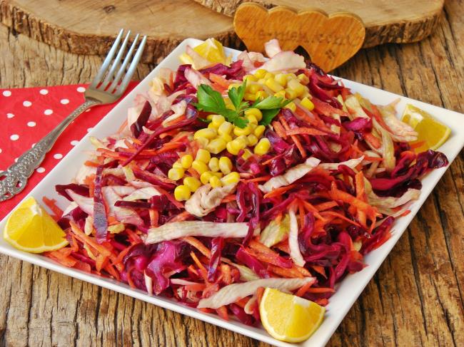 Rengiyle Ve Lezzetiyle İştah Açan Bir Salata : Kırmızı Lahana Salatası