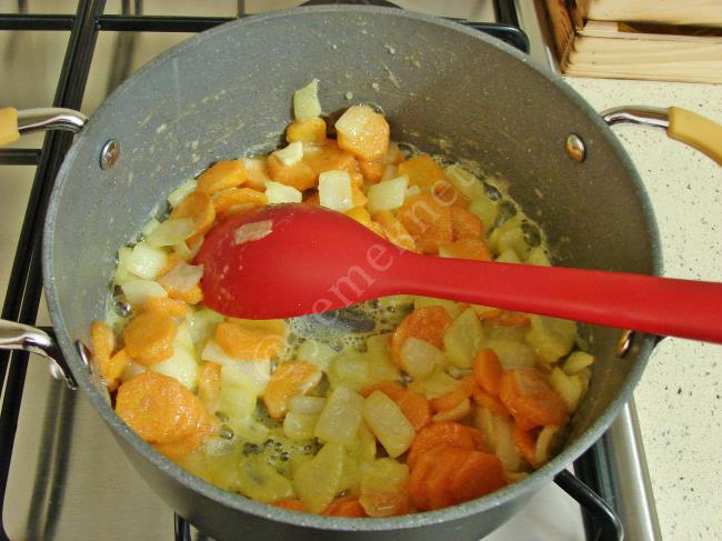 Havuçlu Brokoli Çorbası - Yapılışı (5/12) 