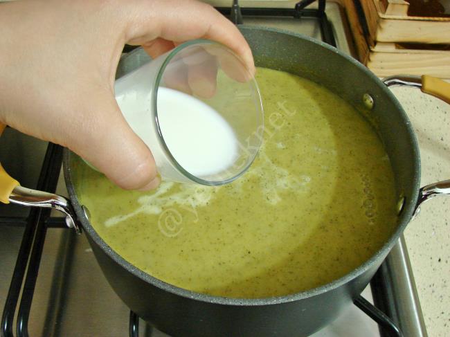 Havuçlu Brokoli Çorbası - Yapılışı (9/12) 
