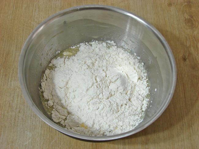 Peynirli Zeytinli Tuzlu Kek - Yapılışı (4/12) 