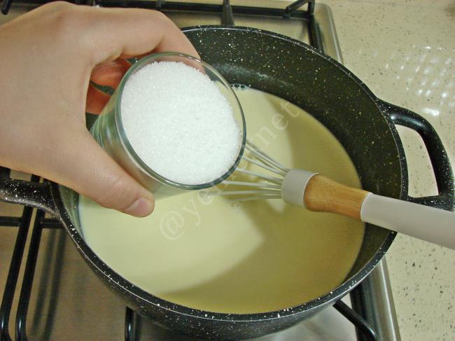 Kavrulmuş Unlu Muhallebi - Yapılışı (5/12) 