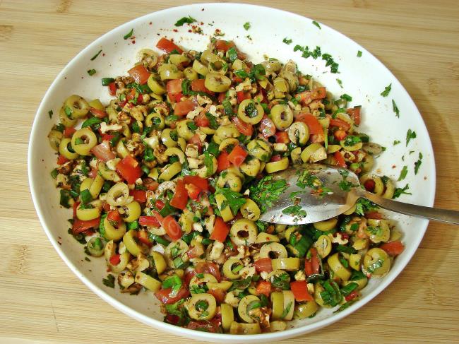 Cevizli Zeytin Salatası - Yapılışı (6/8) 