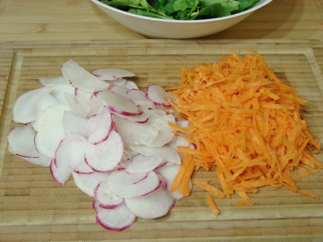 Havuçlu Turplu Roka Salatası - Yapılışı (2/8) 