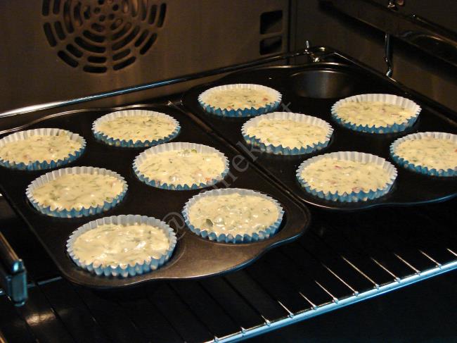 Kahvaltılık Tuzlu Kek - Yapılışı (9/12) 