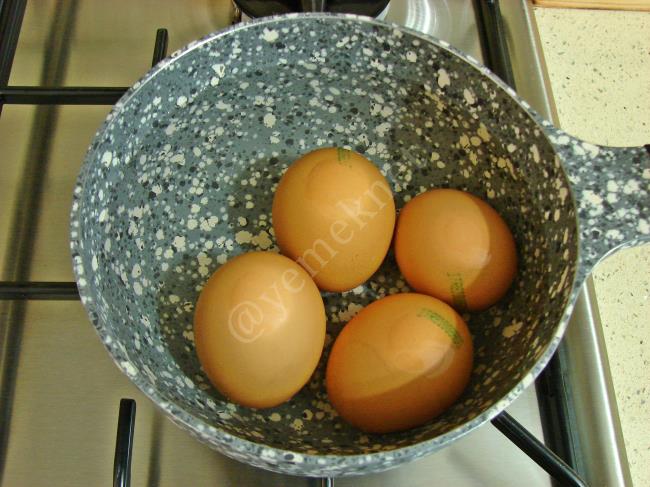 Kahvaltılık Yoğurtlu Yumurta - Yapılışı (2/12) 