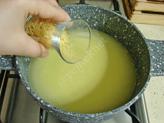 Şehriyeli Tavuk Çorbası - Yapılışı (6/12) 