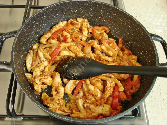 Sosuyla Pişen Tavuklu Makarna - Yapılışı (5/12) 