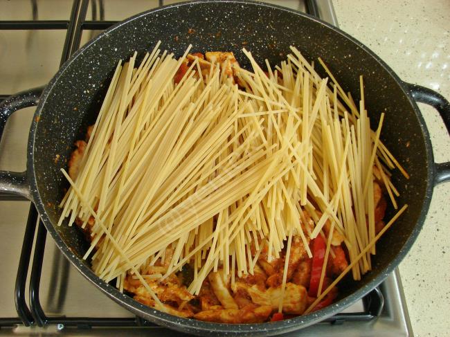 Sosuyla Pişen Tavuklu Makarna - Yapılışı (6/12) 