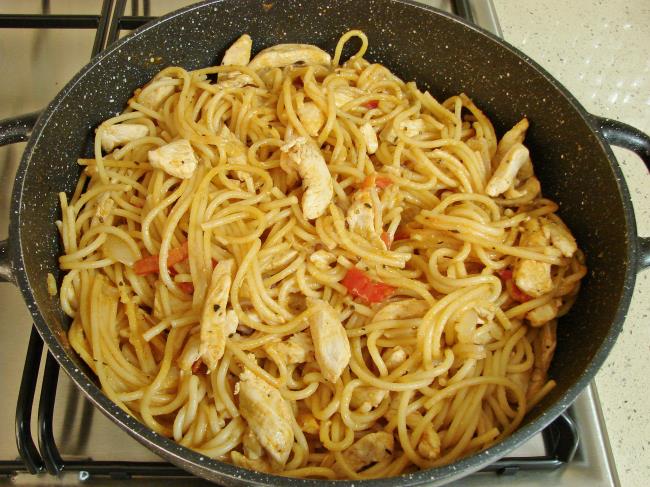 Sosuyla Pişen Tavuklu Makarna - Yapılışı (9/12) 