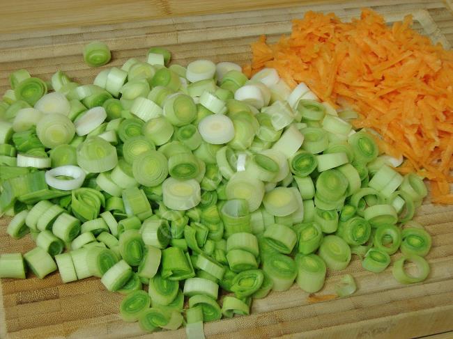 Unsuz Pırasa Böreği - Yapılışı (2/16) 