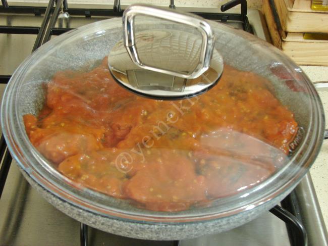 Tavada Domates Soslu Köfte - Yapılışı (12/16) 