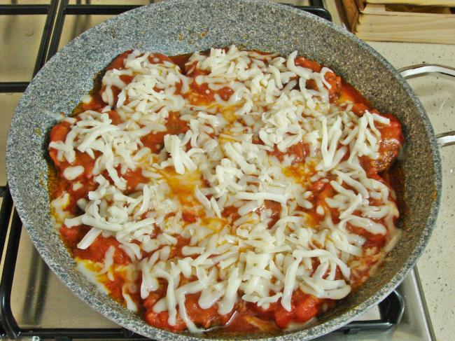 Tavada Domates Soslu Köfte - Yapılışı (13/16) 