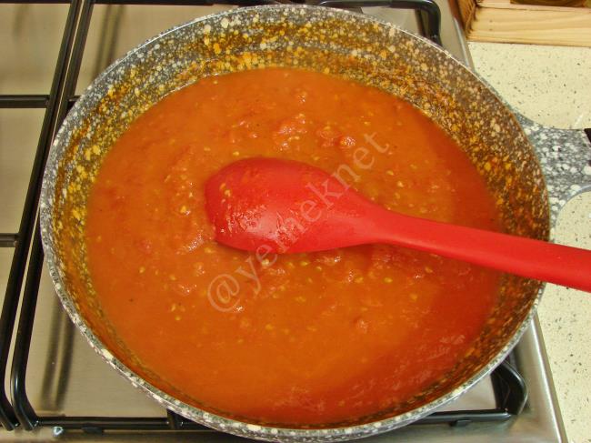 Tavada Domates Soslu Köfte - Yapılışı (7/16) 