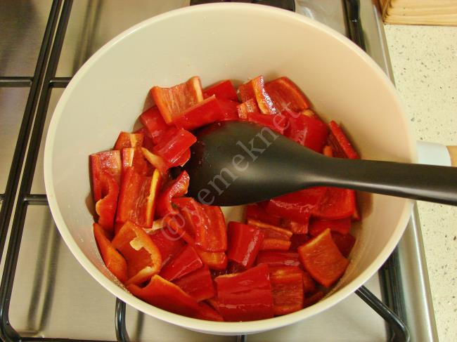 Yoğurtlu Kırmızı Biber Salatası - Yapılışı (3/12) 