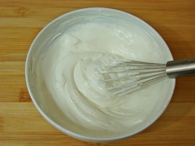 Yoğurtlu Kırmızı Biber Salatası - Yapılışı (7/12) 