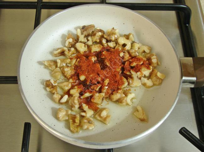 Yoğurtlu Kırmızı Biber Salatası - Yapılışı (8/12) 