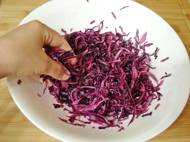 Kırmızı Lahanalı Fasulye Salatası - Yapılışı (3/8) 