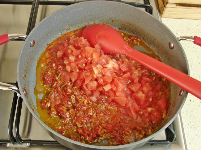 Salçalı Domatesli Makarna - Yapılışı (6/12) 