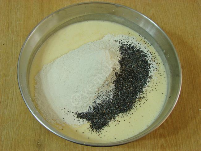 Susam Mantolu Haşhaşlı Kek - Yapılışı (6/12) 