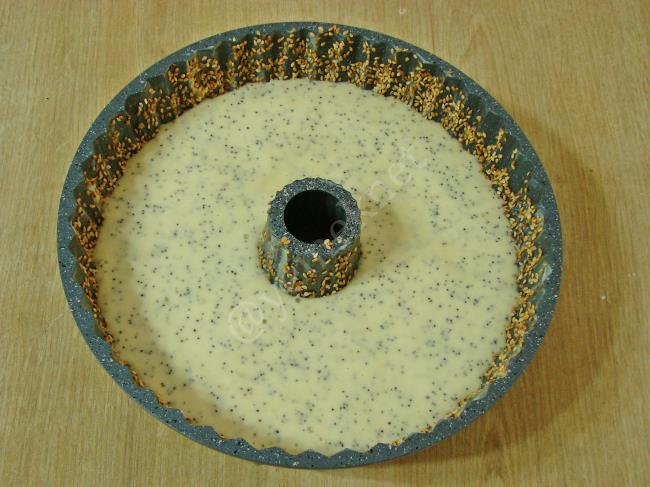 Susam Mantolu Haşhaşlı Kek - Yapılışı (9/12) 