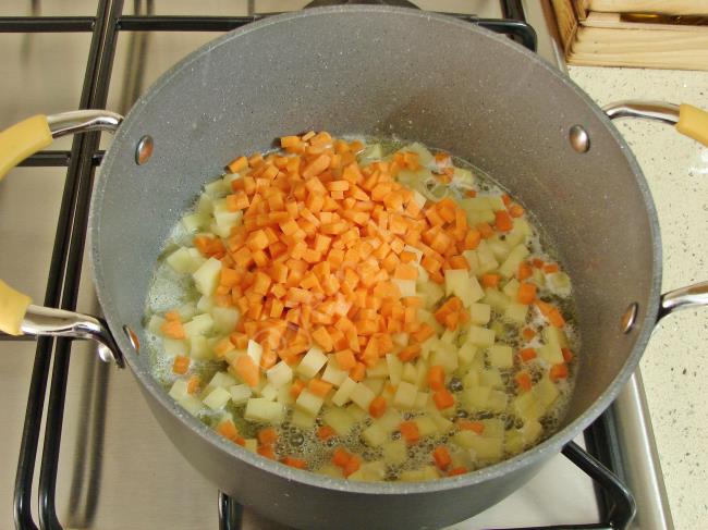 Sütlü Sebze Çorbası - Yapılışı (3/12) 