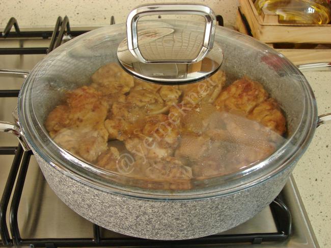 Tencerede Soslu Tavuk - Yapılışı (9/12) 