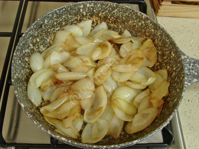 Yoğurtlu Karamelize Soğan Mezesi - Yapılışı (5/12) 