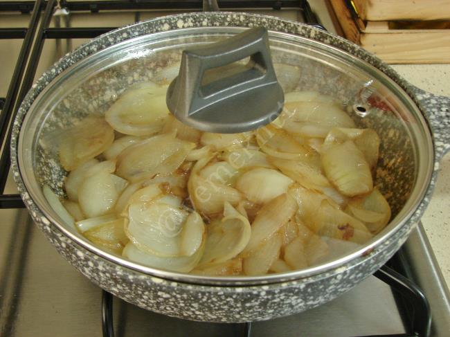 Yoğurtlu Karamelize Soğan Mezesi - Yapılışı (6/12) 