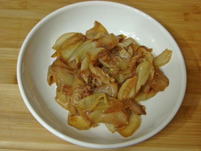 Yoğurtlu Karamelize Soğan Mezesi - Yapılışı (7/12) 