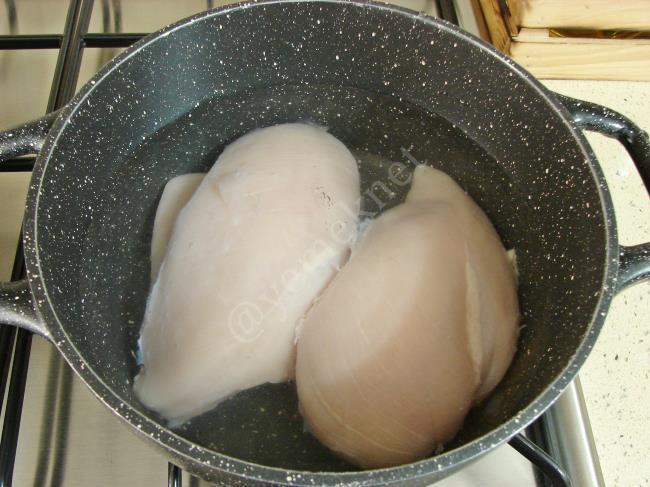 Yoğurtlu Tavuk Göğsü Salatası - Yapılışı (2/12) 