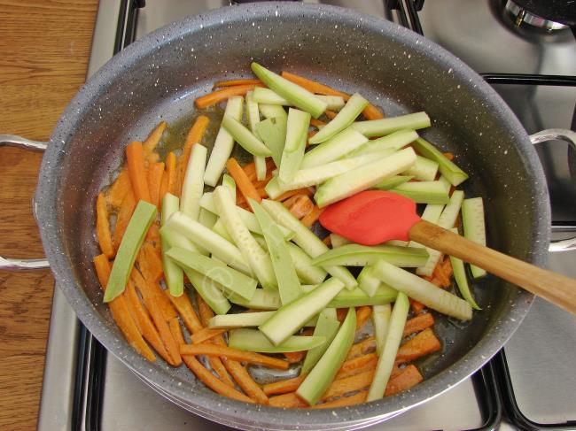 Cevizli Makarna Salatası - Yapılışı (4/16) 