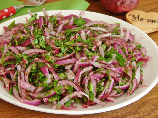 Her Yemeğin Yanına Çok Yakışacak, Nefis Bir Salata : Kırmızı Soğan Salatası